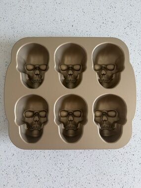 Skull-Shaped Nonstick Baking Pan